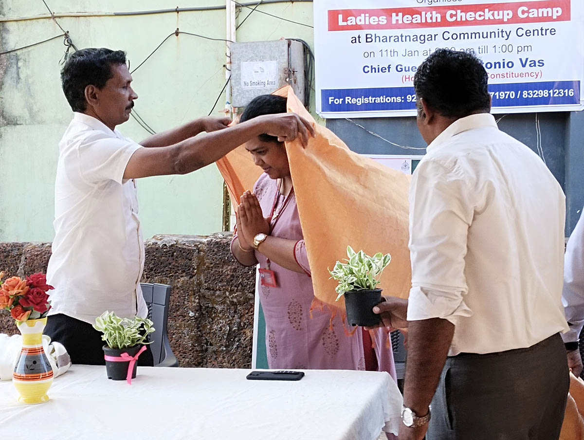 Chief guest Shri Antonio Vaz honoring Dr. Pranjali under whos supervision the medical camp will be held.