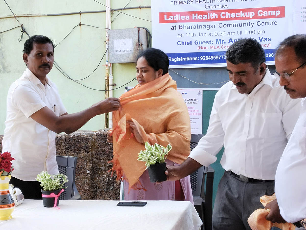 Chief guest Shri Antonio Vaz honoring Dr. Pranjali under whos supervision the medical camp will be held.