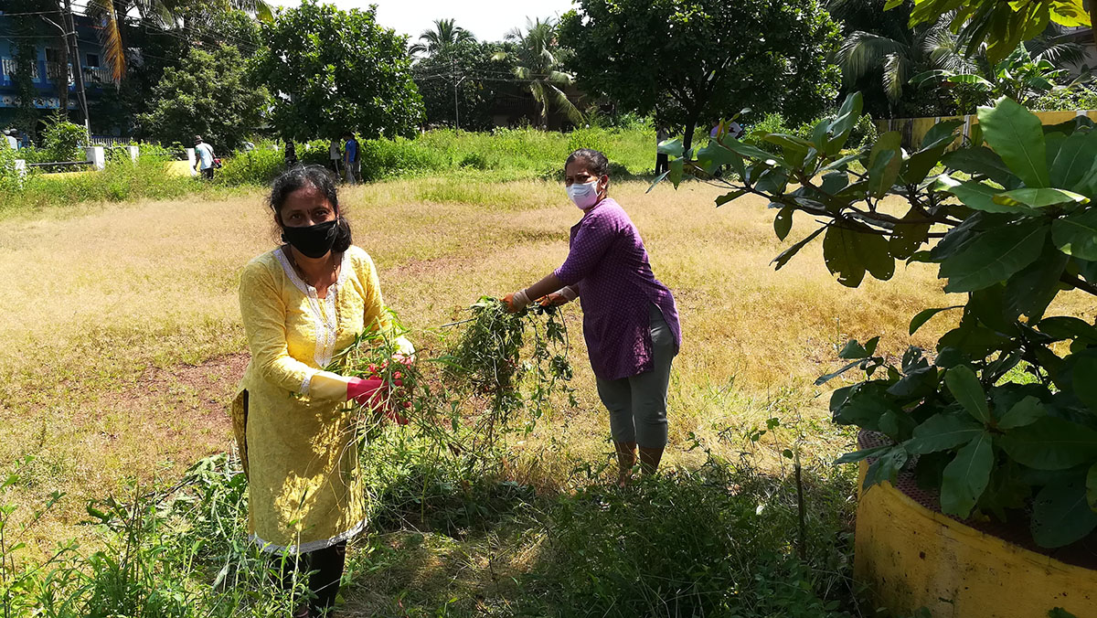 Mrs. Varsha Naik and Mrs. Tejal Nayak both from Sidharth colony also participated in the weed clearing drive.