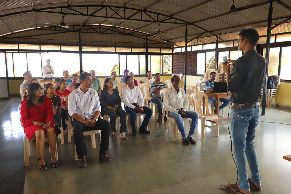 Start of program on snakes conducted by Vidyanagar Residents Welfare Association and Stephen Johnson.