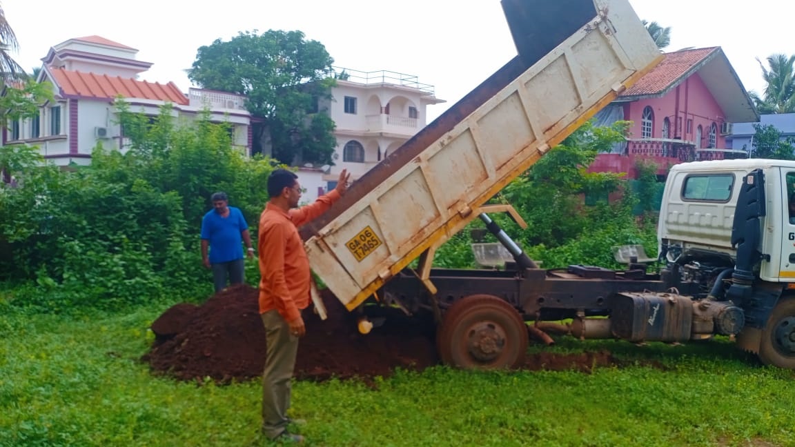 Vidyanagar Association Thank Mainuddin Suthagatti for providing one truck good quality mud.